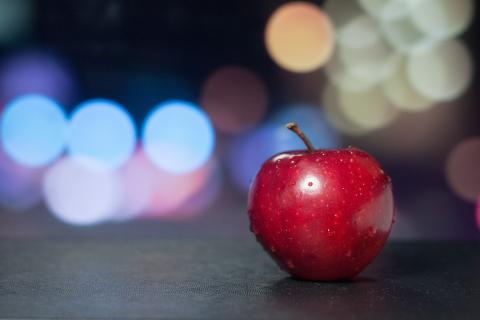 A red apple. The French for "a red apple" is "une pomme rouge".