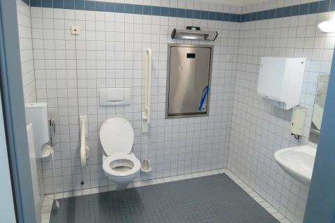 Toilet (British); bathroom (American). The Thai for "toilet (British); bathroom (American)" is "ห้องน้ำ".